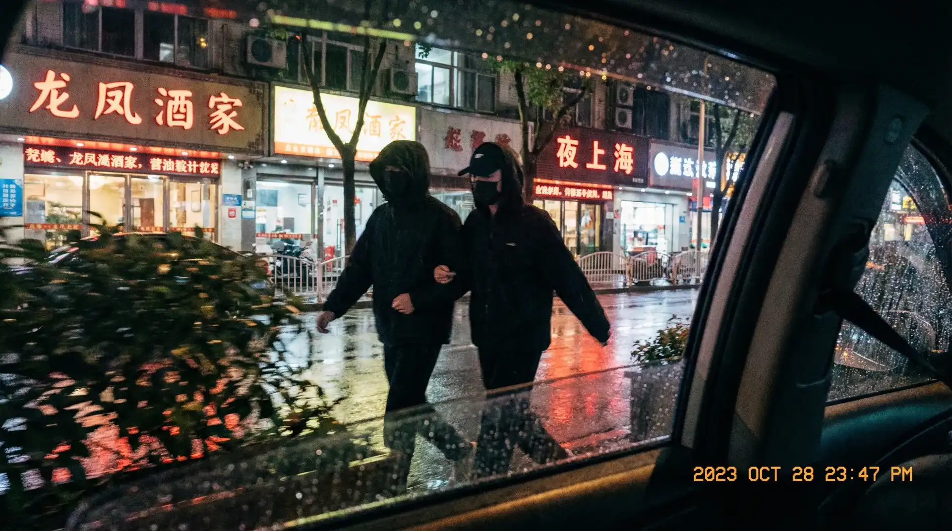 边境之门攻略 - 顶流明星深夜密会现场抓拍照片